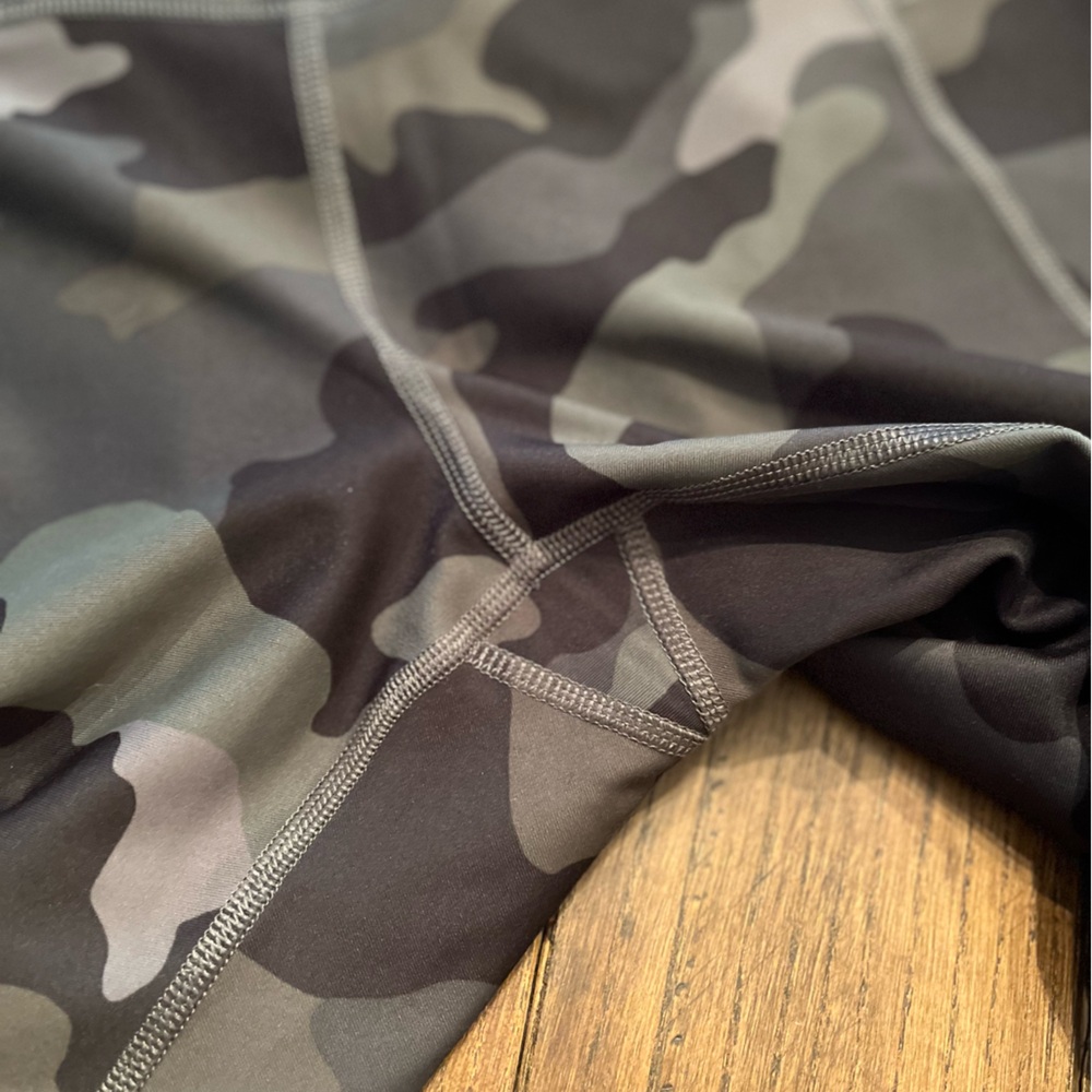 Old Navy Active Camo Cropped Leggings Sz L Squatproof EUC 7/8 length - Picture 5 of 5